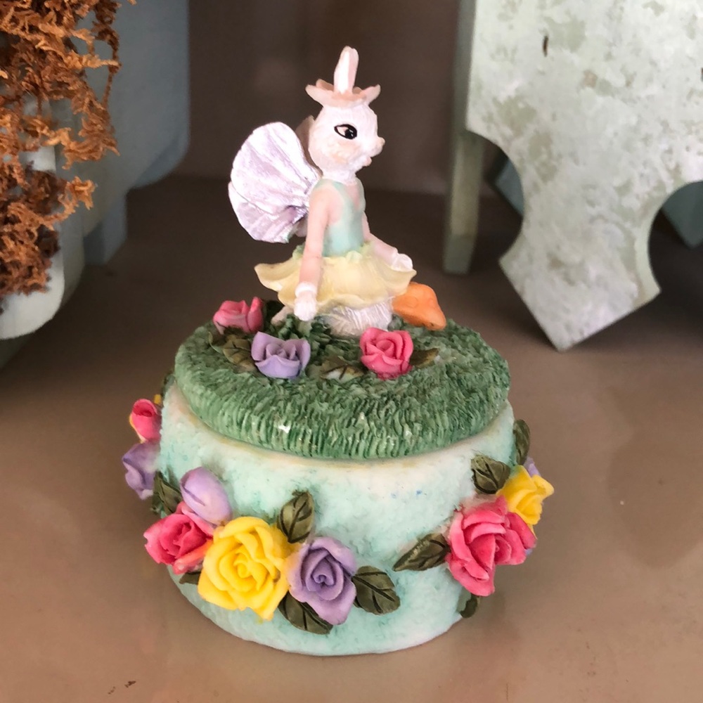 Resin dimensional bunny rabbit tooth fairy box